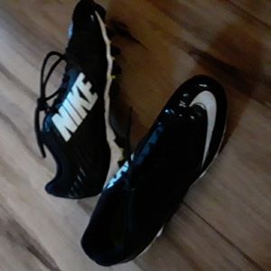 Women’s 8.5 Nike soccer cleats